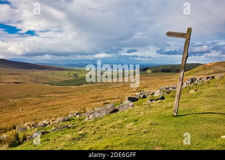 Immagine di un cartello della strada pubblica, Stainmore vicino a Kirkby Stephen, Cumbria, Inghilterra, Regno Unito. Foto Stock