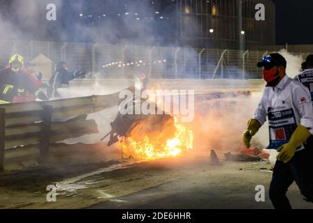 Sakhir, Bahrein. 29 Nov 2020. Crash di GROSJEAN Romain (fra), Haas F1 Team VF-20 Ferrari, fuoco durante il Gran Premio del Golfo Air Bahrain di Formula 1 2020, dal 27 al 29 novembre 2020 sul circuito Internazionale del Bahrain, a Sakhir, Bahrain - Foto DPPI / LM Credit: Gruppo editoriale LiveMedia/Alamy Live News Foto Stock