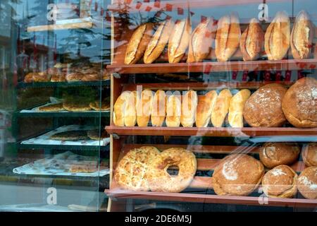 Bagel e pane esposti sugli scaffali della panetteria di Istanbul Foto Stock