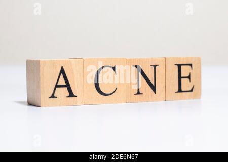 parola dell'acne in blocchi di legno d'annata Foto Stock
