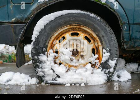 Mosca, Russia. 21 novembre 2020. Pneumatico sgonfio di una vecchia auto nella neve in inverno. Foto Stock