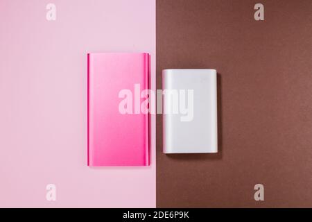 un power bank rosa e grigio su sfondo Foto Stock
