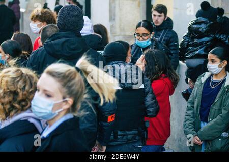 Reims Francia 28 novembre 2020 Vista di dimostranti non identificati che protestano contro la nuova legge sulla sicurezza globale, dichiarando che avrebbe presentato una lettera d) Foto Stock