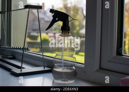 Una soluzione di pulizia ecologica fatta in casa in uno spray flacone Foto Stock