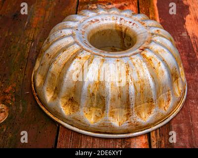 Stoviglie in alluminio per la cottura in forno. Teglia da forno in alluminio fatta di pasta di farina. Tavolo da cucina in legno. Cucina domestica. Strumento per panettiere. Attrezzatura di cottura. C Foto Stock