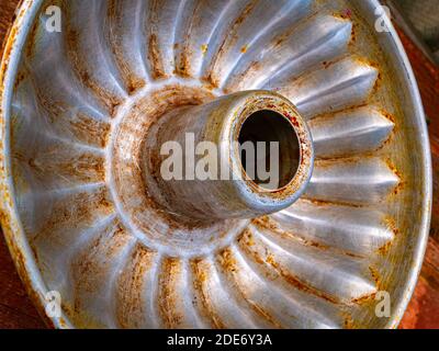 Stoviglie in alluminio per la cottura in forno. Teglia da forno in alluminio fatta di pasta di farina. Tavolo da cucina in legno. Cucina domestica. Strumento per panettiere. Attrezzatura di cottura. C Foto Stock