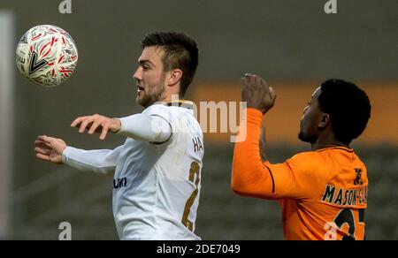 Londra, Regno Unito. 29 Nov 2020. Daniel Harvie di Milton Keynes Dons controlla la palla mentre Ephron Mason-Clark del Barnett FC chiude durante la seconda partita della fa Cup tra Barnett e Milton Keynes Dons all'Hive, Londra, Inghilterra, il 29 novembre 2020. Foto di Phil Hutchinson. Solo per uso editoriale, è richiesta una licenza per uso commerciale. Nessun utilizzo nelle scommesse, nei giochi o nelle pubblicazioni di un singolo club/campionato/giocatore. Credit: UK Sports Pics Ltd/Alamy Live News Foto Stock