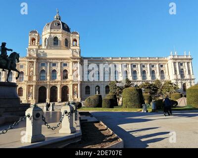 I musei gemelli, Vienna, Austria. 11 ottobre 2020 una coppia di edifici gemelli si trova di fronte a Maria-Theresien-Platz. Foto Stock