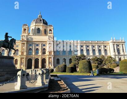 I musei gemelli, Vienna, Austria. 11 ottobre 2020 una coppia di edifici gemelli si trova di fronte a Maria-Theresien-Platz. Foto Stock