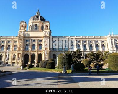 I musei gemelli, Vienna, Austria. 11 ottobre 2020 una coppia di edifici gemelli si trova di fronte a Maria-Theresien-Platz. Foto Stock