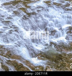cascate sul fiume lewis nel parco nazionale di yellowstone, wyoming Foto Stock