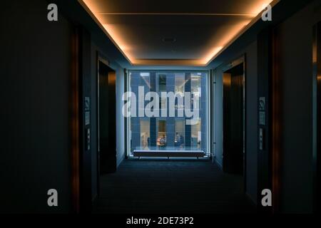 Stoccolma - 02/07/2017: Vista sul corridoio dell'hotel con business buiding Foto Stock