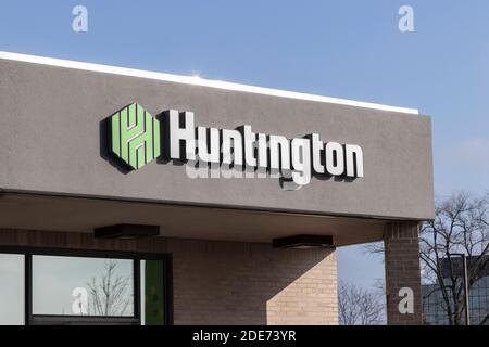 Blue Ash - Circa Novembre 2020: Filiale della Huntington National Bank. Huntington National Bank gestisce uffici bancari, principalmente nel Midwest. Foto Stock