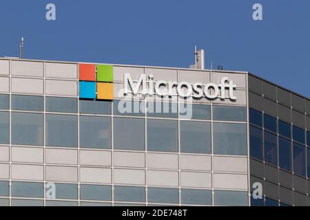 Blue Ash - circa Novembre 2020: Ufficio vendite Microsoft. Microsoft prevede un futuro oltre L'XBOX, Surface e il cloud computing. Foto Stock