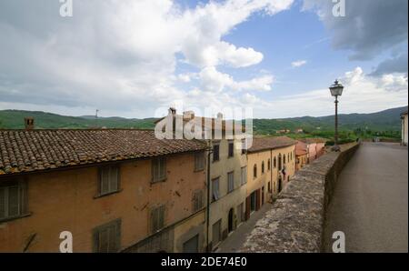 Vista prospettica e panoramica della strada principale di Monterchi in provincia di Arezzo, Toscana Foto Stock