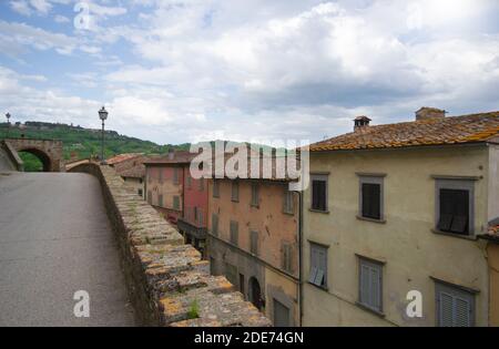 Vista prospettica e panoramica della strada principale di Monterchi in provincia di Arezzo, Toscana Foto Stock