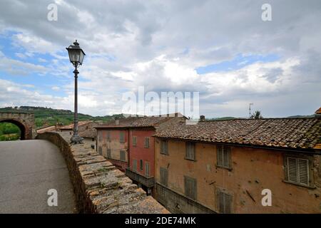 Vista prospettica e panoramica della strada principale di Monterchi in provincia di Arezzo, Toscana Foto Stock