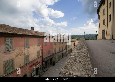 Vista prospettica e panoramica della strada principale di Monterchi in provincia di Arezzo, Toscana Foto Stock