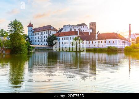 Castello di Jindrichuv Hradec al tramonto. Riflesso nel laghetto di Vajgar, Jindrichuv Hradec, Repubblica Ceca. Foto Stock