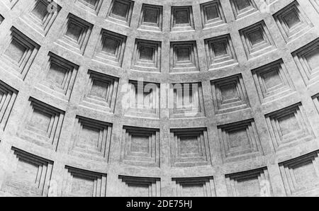 ROMA, ITALIA - 05 MAGGIO 2019: Particolare del soffitto del Pantheon - chiesa ed ex tempio romano, Roma, Italia. Foto Stock