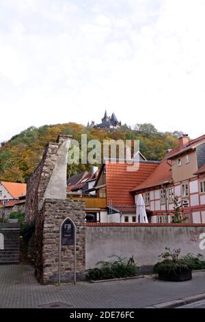 Fortificazione storica della città intorno alla città vecchia, Wernigerode, Sassonia-Anhalt, Germania Foto Stock