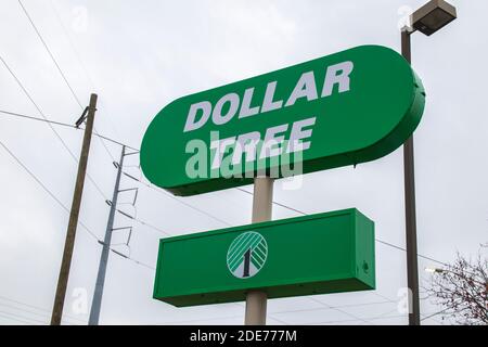 Augusta, GA USA 11 29 20: Cartello stradale del negozio al dettaglio Dollar Tree Foto Stock