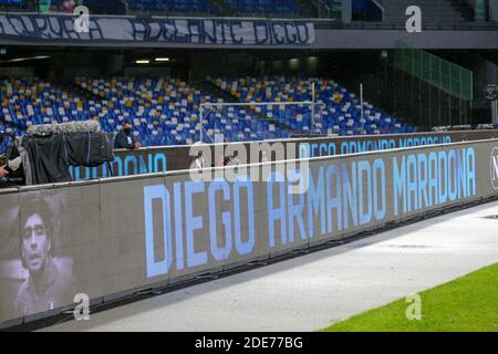 Napoli, Campania, Italia. 29 Nov 2020. Durante la partita di calcio italiana Serie A SSC Napoli vs AC Roma il 29 novembre 2020 allo stadio San Paolo di Napoli.in foto: MARADONA Credit: Fabio Sasso/ZUMA Wire/Alamy Live News Foto Stock