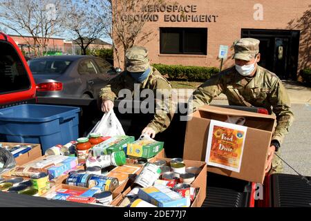 Gli aerei dell'aeronautica degli Stati Uniti caricano gli articoli di alimento donati raccolti dalla loro unità per la distribuzione dalla banca di alimento della Columbia alla base della Guardia Nazionale unita di McEntire 20 novembre 2020 a Columbia, Carolina del Sud. La pandemia ha causato un aumento dell'insicurezza alimentare con lunghe code alle banche alimentari di tutto il paese. Foto Stock