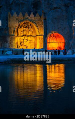 Taq-e Bostan a Kermanshah, Iran, è un sito con una serie di grandi rilievi rocciosi dall'epoca dell'Impero Sassanide di Persia. Foto Stock