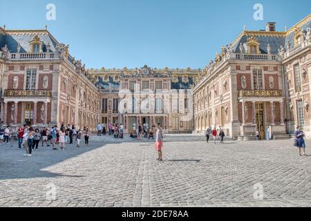 Versailles, Francia - 15 settembre 2019: Un turista che prende un selfie di fronte alla Reggia di Versailles Foto Stock