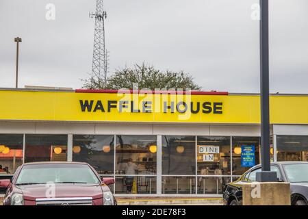 Augusta, GA USA 11 29 20: Ristorante waffle House e auto con persone all'interno Foto Stock