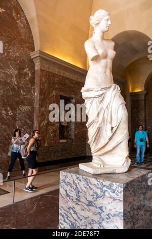 Parigi, Francia - 16 settembre 2019: Turisti che ammirano la Venere di Milo esposta al Museo del Louvre. Foto Stock