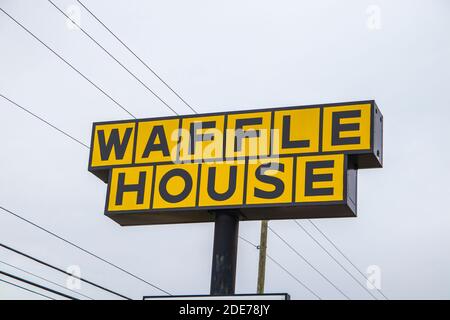 Augusta, Georgia USA 11 29 20: Cartello della waffle House Street Foto Stock