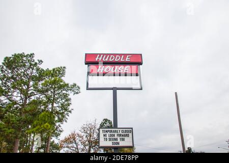 Augusta, GA USA 11 29 20: Cartello chiuso con la scritta Huddle House Restaurant Foto Stock