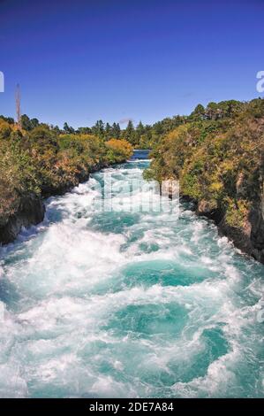 Potente corrente a Cascate Huka, vicino a Taupo, regione di Waikato, Isola del nord, Nuova Zelanda Foto Stock