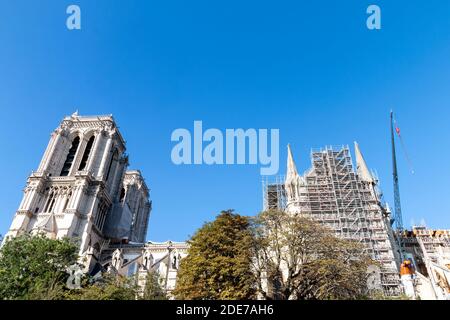 La Cattedrale di Notre Dame è stata sottoposta a lavori di ricostruzione dopo il suo incendio avvenuto il 15 aprile 2019 a Parigi, Francia. Foto Stock