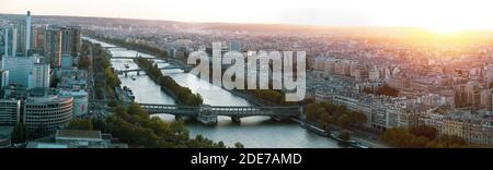 Parigi al tramonto. Vista panoramica di Parigi dall'alto Foto Stock