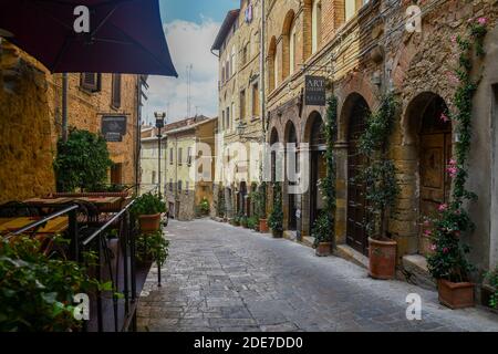 Scorcio di un vicolo vuoto nel centro storico della vecchia città etrusca, Volterra, Pisa, Toscana, Italia Foto Stock