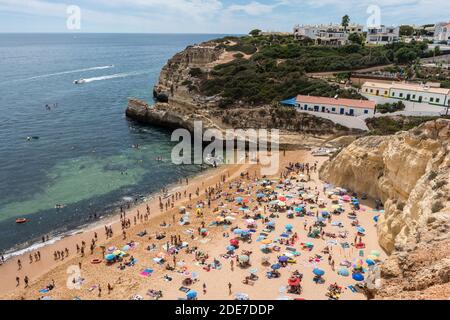 Turisti sulla spiaggia, Algarve, Portogallo, Europa. Foto Stock