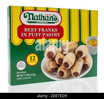 Winneconne, WI-29 novembre 2020: Un pacchetto di Nathans Beef franks in pasta sfoglia su uno sfondo isolato. Foto Stock