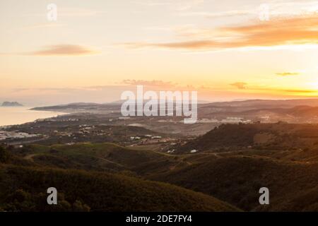 Tramonto in montagna. Splendida vista del tramonto. Foto Stock