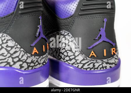 Air JORDAN 3 retro Court Purple - leggendarie famose scarpe da basket retrò o leggendarie Nike e JORDAN, ora scarpe di moda e stile di vita : Mosca, Russia - Novembre 2020. Foto Stock