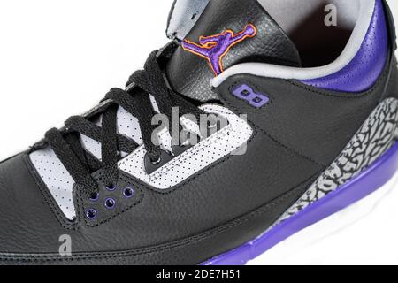 Air JORDAN 3 retro Court Purple - leggendarie famose scarpe da basket retrò o leggendarie Nike e JORDAN, ora scarpe di moda e stile di vita : Mosca, Russia - Novembre 2020. Foto Stock