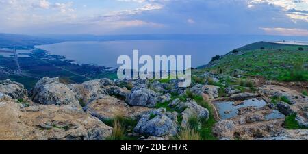 Vista panoramica mattutina del Mare di Galilea, da ovest (Monte Arbel). Israele settentrionale Foto Stock