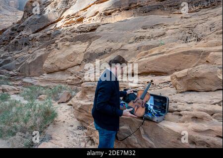 L-R : il violino francese Renaud Capucon, si esibisce presso il sito 'Jabal Ikmah', ad al Ula, Arabia Saudita, il 5 gennaio 2019, nell'ambito del festival 'Winter at Tantora'. Foto di Ammar Abd Rabbo/ABACAPRESS.COM Foto Stock