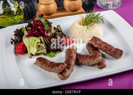 Polpette di meatball dai piatti tradizionali della cucina turca, polpette alla griglia, kofte turco izgara, una bella presentazione. Foto Stock