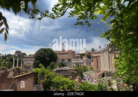 Foro Romano a Roma (3/2017)il Foro Romano è un foro rettangolare circondato dalle rovine di alcuni importanti palazzi governativi antichi nel centro della città di Roma. Foto: Eric Vandeville/ABACAPRESS.COM Foto Stock