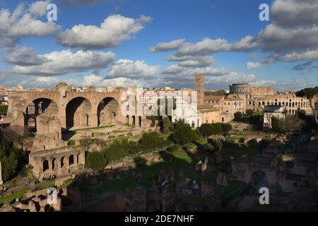 La Basilica di Massenzio e Costantino nel Foro Romano, Roma, Italia. (3/2017) la costruzione iniziò sul lato nord del foro sotto l'imperatore Massenzio nel 308 d.C., e fu completata nel 312 da Costantino i dopo la sua sconfitta di Massenzio nella Battaglia del Ponte Milviano.destra: Il Colosseo (o Colosseo) Foto: Eric Vandeville/ABACAPRESS.COM Foto Stock