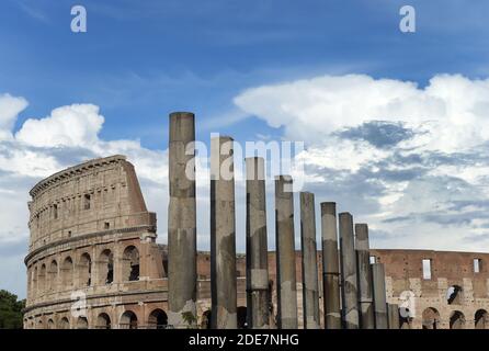 Il Colosseo e il Tempio di Venere e Roma a Roma (6/2018) - il Colosseo (o Colosseo) conosciuto anche come Anfiteatro Flaviano ). La costruzione iniziò sotto l'imperatore Vespasiano nel 72 d.C. e fu completata nel 80 d.C. sotto il suo successore ed erede Tito. -il Tempio di Venere e Roma. Situata sul colle Veliano, tra il bordo orientale del Foro Romano e il Colosseo, fu dedicata alle dea Venere Felix e Roma Aeterna. L'architetto fu l'imperatore Adriano e la costruzione iniziò nel 121. Fu ufficialmente inaugurato da Adriano nel 135 e terminato nel 141 sotto Antoninu Foto Stock