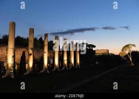 Il Tempio di Venere e Roma a Roma il 2017 aprile. Situata sul colle Veliano, tra il bordo orientale del Foro Romano e il Colosseo, fu dedicata alle dea Venere Felix e Roma Aeterna. L'architetto fu l'imperatore Adriano e la costruzione iniziò nel 121. Fu ufficialmente inaugurato da Adriano nel 135 e terminato nel 141 sotto Antonino Pio. Foto: Eric Vandeville/ABACAPRESS.COM Foto Stock